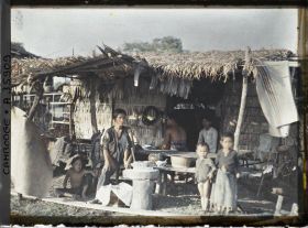 Image représentant Un pâtissier vietnamien installé au Cambodge, et sa clientèle attablée