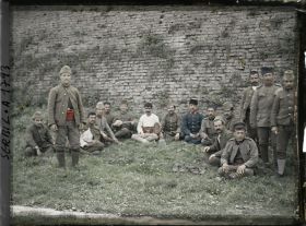 Image représentant Groupe de prisonniers arméniens devant un mur de la forteresse dite " Kalemegdan ".