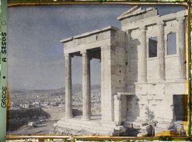 Image représentant Sur l'Acropole, le saillant nord (à gauche) de l'Erechtheion et la vue sur la ville