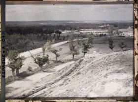 Image représentant Espagne, Aranjuez, Vue prise sur la Véga d'Aranjuez vers le Sud Ouest le Palais à dr, la vallée du Tage boisée et les hauts plateaux de la rive gauche