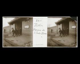 Image représentant L'entrée de la succursale de la banque de l'Indo-Chine dans le quartier des légations.