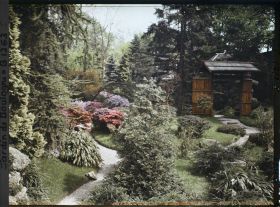 Image représentant Chemins du " sanctuaire japonais " situés à gauche de la porte menant au " village japonais "