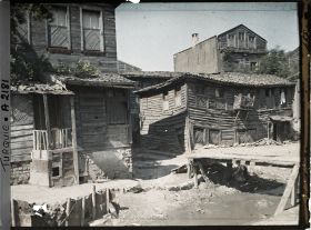 Image représentant Maisons en bois le long d'une rue dans le quartier de Kasimpasa
