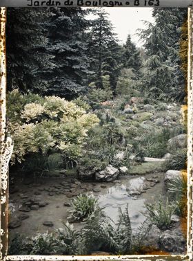 Image représentant Glycine au bord de l'eau et butte fleurie du " sanctuaire japonais ", peu éloignée de la façade de temple
