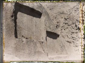 Image représentant Les inscriptions antiques Ganj-Nameh (le livre du trésor), sur les flancs du Kuh-e Alvand