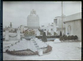 Image représentant L'Exposition des arts décoratifs, Jardin Manufacture de Sèvres, composé par Henri Rapin, fontaine en grés-cérame émaillé par Bouchard
