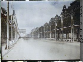 Image représentant Pylônes sur l'avenue des Champs-Elysées décorée pour les fêtes de la Victoire des 13 et 14 juillet