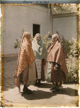 Image représentant Femmes guèbres en costume (traditionnels de profil, moderne de face)