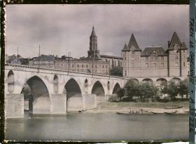Image représentant Le pont Vieux, le musée Ingres et au fond l'église Saint-Jacques