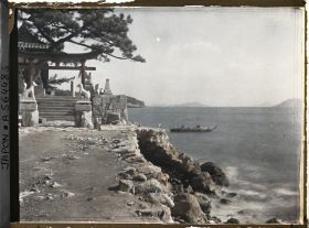 Image représentant Petit sanctuaire dédié à Inari sur le littoral de la mer intérieure