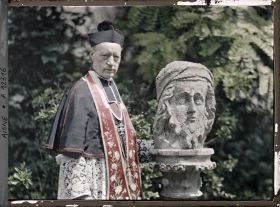 Image représentant Monseigneur Landais, archiprêtre de la cathédrale posant près d'une statue
