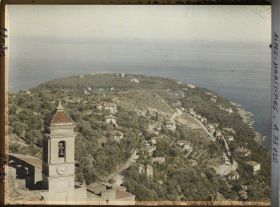 Image représentant Le clocher de Roquebrune avec une vue panoramique sur le cap Martin