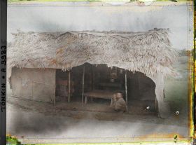 Image représentant Une paillote abritant provisoirement les ossements pendant l'exhumation, lors d'une pratique funéraire (changement de sépulture)