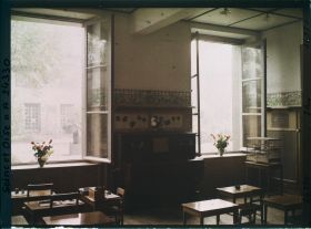 Image représentant Ecole Normale Supérieure de Jeunes filles de Sèvres : Classe enfantine, la grande salle vue vers les jardins