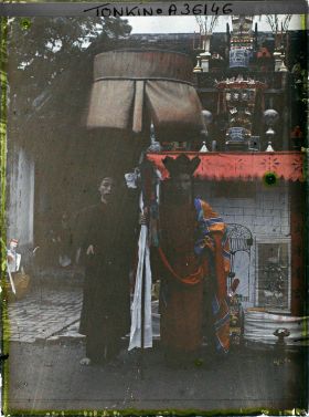 Image représentant Le Thay-phu-thuy devant l'édicule symbolisant la prison infernale