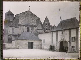 Image représentant L'entrée de l'Abbaye aux Dames, autrefois Caserne de Taillebourg, place Saint-Pallais