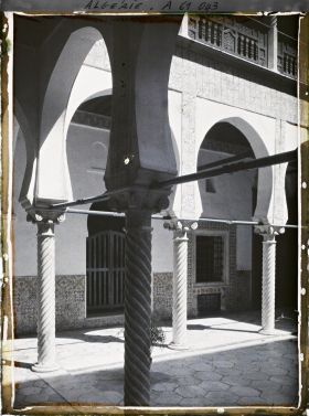 Image représentant La galerie du rez-de-chaussée du patio de la Bibliothèque nationale (Dar Mustapha Pacha)