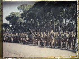Image représentant Troupes britanniques alliées passées en revue par le général Gouraud, haut-commissaire de la République française en Syrie et au Liban