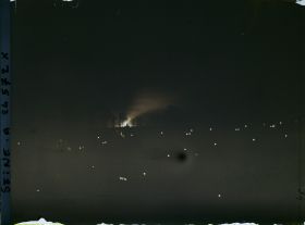 Image représentant La place de la Concorde la nuit, à l'occasion du Cinquantenaire de la IIIe République