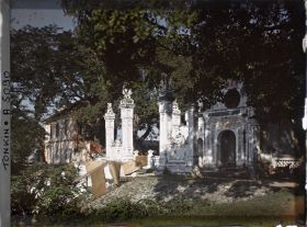 Image représentant L'entrée du temple de Chan-vu (ou Tran-vu), vue de l'extérieur, dans le quartier de la Citadelle (le Grand Lac)