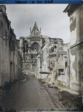 Image représentant France, Reims, Rue de l'Ecole de Médecine et transept Sud de la Cathédrale