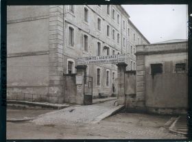 Image représentant France, Verdun, L'entrée de la Caserne où se tient le Comité d'Assistance