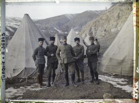 Image représentant Cinq militaires turcs dont le Colonel Zia (au centre ?), devant un campement