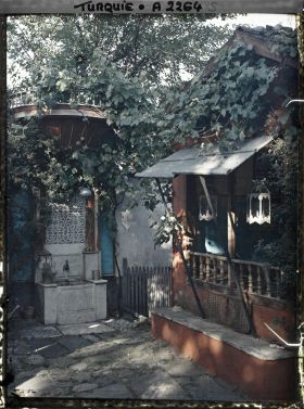 Image représentant Cour dans la propriété du consul de France, Grégoire Bay