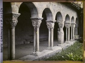 Image représentant France, St-Bertrand-de-Comminges, Cloître de la Cathédrale, Colonnade