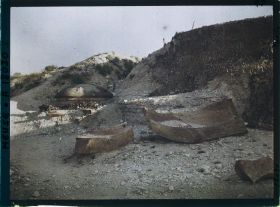 Image représentant France, Fort de Vaux, Deux Coupoles du fort de Vaux. Au 1er plan, une des Coupoles que le Commt Raynal fit sauter
