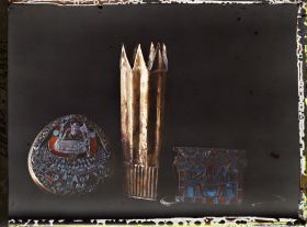 Image représentant Deux pectoraux en cloisonné et objet en or