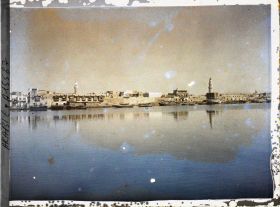 Image représentant La ville et le port vus de la mer Rouge