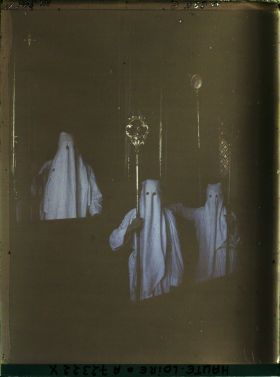Image représentant Membres de la confrérie Pénitents blancs dans la chapelle du même nom