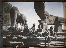 Image représentant Des enfants assis au pied de fragments de sculptures
