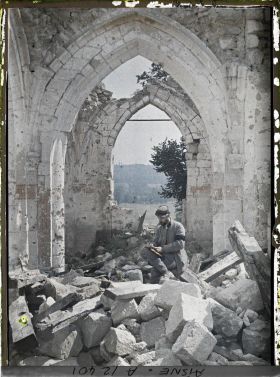 Image représentant Un soldat écrivant assis dans les décombres du transept sud de l'église Sainte-Radegonde