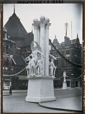 Image représentant Un des groupes sculptés en plâtre, érigés par les magasins Selfridge