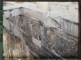 Image représentant Sur l'Acropole, le Parthénon. Vue prise du sommet du Parthénon sur la frise ouest de la Cella (cavalier escortant la Procession des Grandes Panthénées)