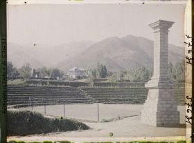 Image représentant dans le Jardin public (Bâgh-e omumi), le nouvel amphithéâtre (qui parfois servait de chambre parlementaire en plein air)