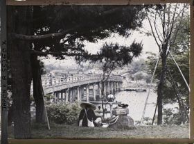 Image représentant La grande section du double pont Karahashi sur la Setagawa, vu de l'îlot central