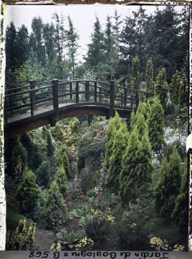 Image représentant Vallon fleuri ponctué de conifères, enjambé par un pont du " sanctuaire japonais " proche du sôrintô