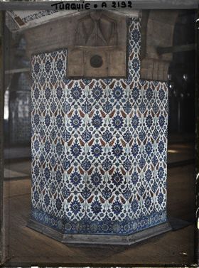 Image représentant Pilier orné de faïences et de  null muqarnas dans la Rustem Pasa Camii ("mosquée de Rustem Pasa")