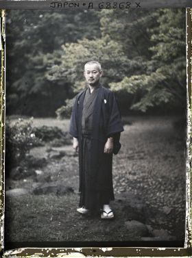Image représentant homme en kimono dans le jardin de la résidence Asaka