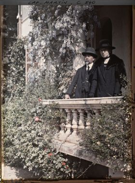 Image représentant Monsieur et Madame Raoul Allier invités d'Albert Kahn, sur le perron de la villa Miramar