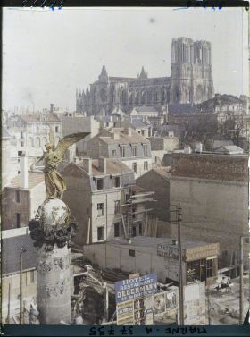 Image représentant France, Reims, Vue vers la Cathédrale et maisons reconstruites