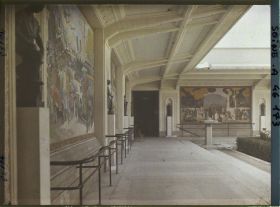 Image représentant L'Exposition des arts décoratifs, la Cour des métiers, sur l'esplanade des Invalides