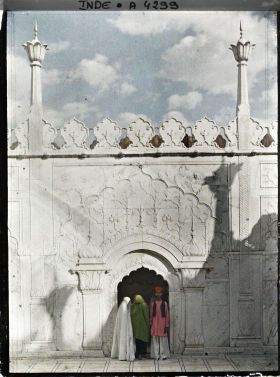 Image représentant Femmes voilées et gardien (?) sous la porte de l'enceinte de la mosquée de la Perle (Moti Masjid) dans le fort Rouge (Lal Qila)