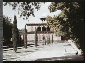 Image représentant L'un des pavillons de l'enceinte et le cours d'eau du jardin du Taj Mahal
