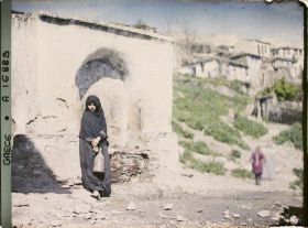 Image représentant Grèce, Salonique, Jeune fille d'Emeuled à la fontaine