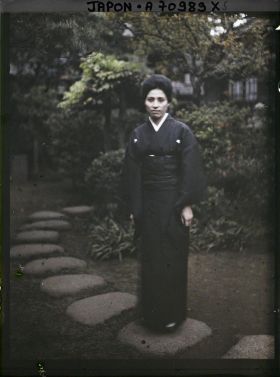 Image représentant Japonaise dans le jardin d'une résidence