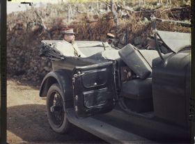 Image représentant Le général Gouraud s'entretenant avec Jean Brunhes